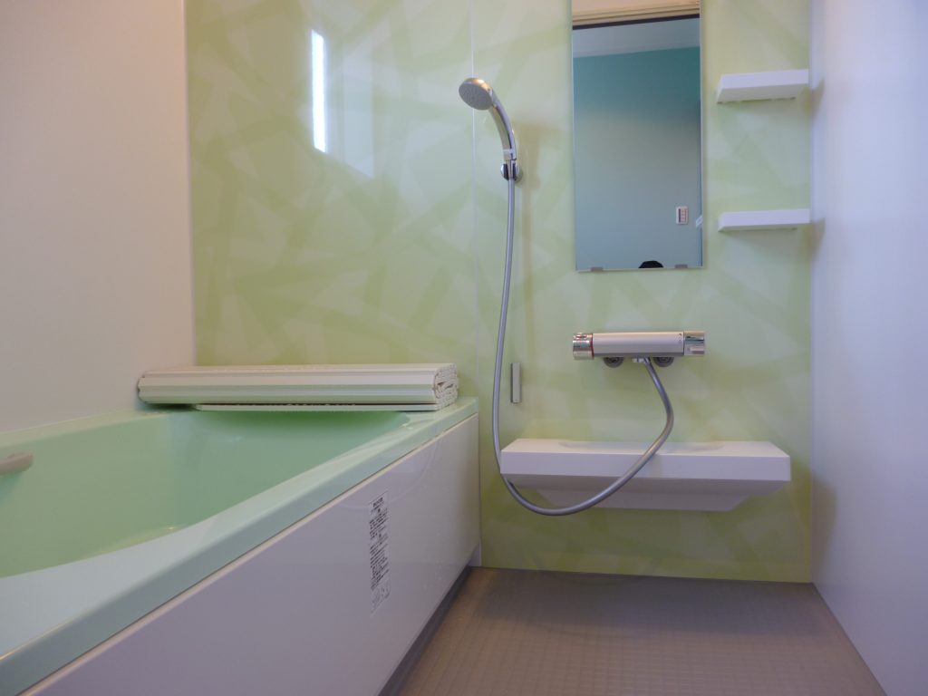 うすい緑色のバスルーム